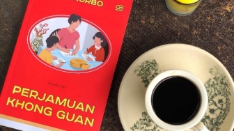 4 Alasan Buku Kumpulan Puisi Perjamuan Khong Guan Wajib Kamu Baca!