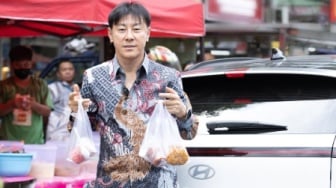 7 Momen Shin Tae Yong Berburu Takjil, Pakai Batik Beli Gorengan