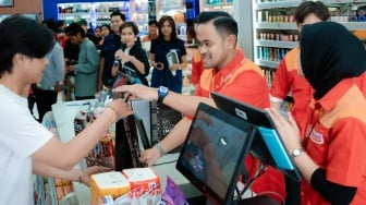 Dukung Perawatan Kulit Bagi Pria, Gilang Juragan 99 Mendadak Jadi Kasir