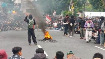 Jurnalis Surabaya Jadi Korban Kekerasan Oknum Polisi Saat Liput Demo UU TNI