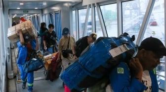 Calon penumpang antri untuk masuk ke dalam Kapal Pelni KM Dobonsolo di Pelabuhan Tanjung Priok, Jakarta, Selasa (25/3/2025). [Suara.com/Alfian Winanto]