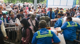 Calon penumpang antri untuk masuk ke dalam Kapal Pelni KM Dobonsolo di Pelabuhan Tanjung Priok, Jakarta, Selasa (25/3/2025). [Suara.com/Alfian Winanto]