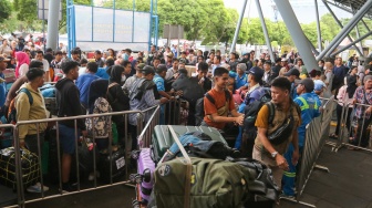 Calon penumpang antri untuk masuk ke dalam Kapal Pelni KM Dobonsolo di Pelabuhan Tanjung Priok, Jakarta, Selasa (25/3/2025). [Suara.com/Alfian Winanto]