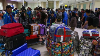 Calon penumpang antri untuk masuk ke dalam Kapal Pelni KM Dobonsolo di Pelabuhan Tanjung Priok, Jakarta, Selasa (25/3/2025). [Suara.com/Alfian Winanto]