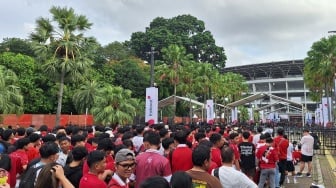 Antrean Mengular Suporter Jelang Kick Off Timnas Indonesia vs Bahrain: GBK Memerah