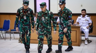 Terdakwa kasus pembunuhan bos rental mobil dan penadahan mobil, Kelasi Kepala Bambang Apri Atmojo (kedua kanan), Sertu Akbar Adli (kedua kiri), dan Sertu Rafsin Hermawan (kiri) saat sidang pembacaan putusan (vonis) di Pengadilan Militer II-08 Jakarta, Selasa (25/3/2025). [ANTARA FOTO/Dhemas Reviyanto/tom]