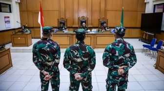 Terdakwa kasus pembunuhan bos rental mobil dan penadahan mobil, Kelasi Kepala Bambang Apri Atmojo (kanan), Sertu Akbar Adli (tengah), dan Sertu Rafsin Hermawan (kiri) saat sidang pembacaan putusan di Pengadilan Militer II-08 Jakarta, Selasa (25/3/2025). [ANTARA FOTO/Dhemas Reviyanto/tom]