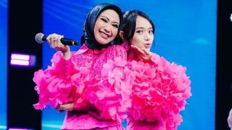 Jelang Lebaran, Ira Swara Berburu Baju Kembaran dengan Putrinya, Nia Swara