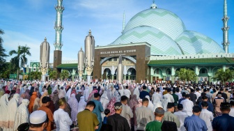 Umat Islam melaksanakan Shalat Idul Fitri di Masjid Raya Al-Azhom, Kota Tangerang, Banten, Senin (31/3/2025). [ANTARA FOTO/Putra M. Akbar/nym]
