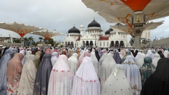 Sejumlah warga lereng Gunung Merbabu menunaikan Shalat Idul Fitri 1446 H di Jrakah, Selo, Boyolali, Jawa Tengah, Senin (31/3/2025). [ANTARA FOTO/Aloysius Jarot Nugroho/nym]