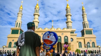 Umat Islam berjalan di halaman Masjid Raya Baitul Muttaqien Islamic Center usai melaksanakan Shalat Idul Fitri 1446 H di Samarinda, Kalimantan Timur, Senin (31/3/2025). [ANTARA FOTO/M Risyal Hidayat/nym]