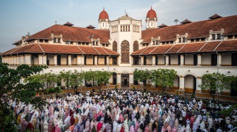 Umat Islam melaksanakan Shalat Idul Fitri 1446 Hijriah di halaman gedung cagar budaya Lawang Sewu, Semarang, Jawa Tengah, Senin (31/3/2025). [ANTARA FOTO/Aprillio Akbar/nym]