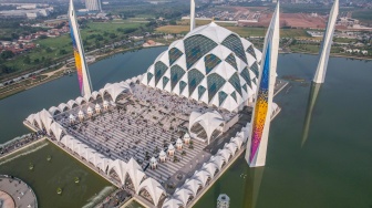 Foto udara umat Islam berjalan keluar ruangan usai menunaikan Shalat Idul Fitri di Masjid Al Jabbar, Bandung, Jawa Barat, Senin (31/3/2025). [ANTARA FOTO/Raisan Al Farisi/nym]