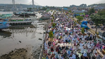Foto udara umat Islam melaksanakan Shalat Idul Fitri di RTH Papalimba Puday, Kendari, Sulawesi Tenggara, Senin (31/3/2025). [ANTARA FOTO/Andry Denisah/nym]