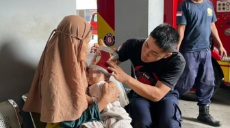 Kaleng Biskuit Jadi Biang Kerok: Aksi Heroik Damkar Selamatkan Balita di Garut!