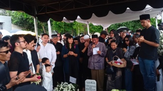 Hujan Iringi Pemakaman Ray Sahetapy, Tangis Anak-anak Pecah