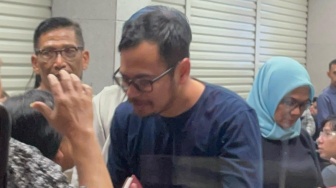 Penantian Panjang Berakhir: Surya Sahetapy Akhirnya Tiba di Rumah Duka Ayahnya