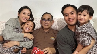 7 Potret Kenangan Ray Sahetapy Bersama Anak Cucu, Ayah dan Kakek Terbaik!