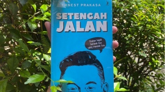 Ulasan Buku Setengah Jalan, Koleksi Esai Komedi untuk Para Calon Komika