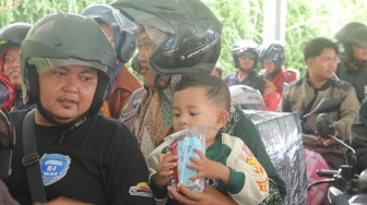 Cara Unik Polisi di Lampung Bikin Nyaman Pemudik: Bagi Camilan dan BBM Gratis