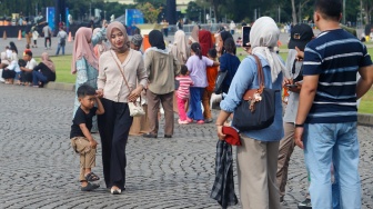 Warga berwisata di Monumen Nasional (Monas), Jakarta, Sabtu (5/4/2025). [Suara.com/Alfian Winanto]