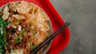 Epilog Sendu Semangkuk Mie Ayam dan Segelas Es Teh di Bawah Hujan