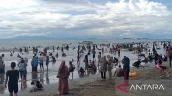 Libur Idul Adha, Pantai Anyer Diserbu Ribuan Wisatawan