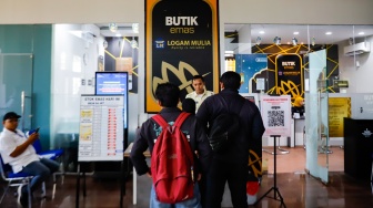 Warga mengantri memesan emas Antam di Butik Emas Logam Mulia Antam, TB Simatupang, Jakata (14/4/2025). [Suara.com/Alfian Winanto]