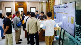 Warga antre untuk jual-beli emas di Galeri 24, Jakarta, Kamis (17/4/2025). [Suara.com/Alfian Winanto]
