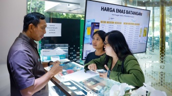 Warga antre untuk jual-beli emas di Galeri 24, Jakarta, Kamis (17/4/2025). [Suara.com/Alfian Winanto]