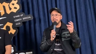 Ekspresi Cupu Pandji Pragiwaksono Ketemu Bapak-Bapak di Gunung Kawi Digunjing