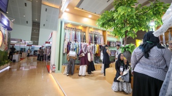 Pengunjung melihat pameran industri tekstil di JIEXPO Kemayoran, Jakarta, Kamis (17/4/2025). [Suara.com/Alfian Winanto]