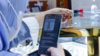 Warga jual-beli emas di Galeri 24, Jakarta, Kamis (17/4/2025). [Suara.com/Alfian Winanto]