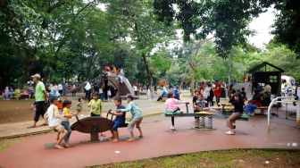 Sejumlah warga saat berwisata di Tebet Eco Park, Tebet, Jakarta, Jumat (18/4/2025). [Suara.com/Alfian Winanto]