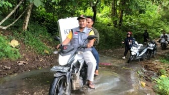 Distribusi Logistik PSU Kabupaten Serang di Mancak Penuh Rintangan, Jalan Terjal dan Licin