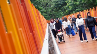 Sejumlah warga saat berwisata di Tebet Eco Park, Tebet, Jakarta, Jumat (18/4/2025). [Suara.com/Alfian Winanto]