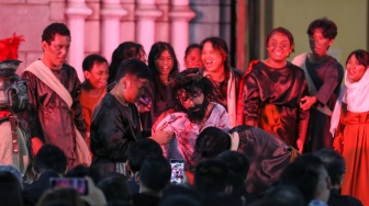 Umat Katolik memperagakan adegan dalam visualisasi Jalan Salib saat peringatan Jumat Agung di Gereja Katedral, Jakarta, Jumat (18/4/2024). [Suara.com/Alfian Winanto]