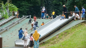 Sejumlah warga saat berwisata di Tebet Eco Park, Tebet, Jakarta, Jumat (18/4/2025). [Suara.com/Alfian Winanto]