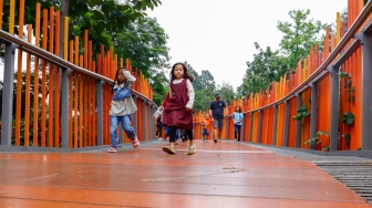 Sejumlah warga saat berwisata di Tebet Eco Park, Tebet, Jakarta, Jumat (18/4/2025). [Suara.com/Alfian Winanto]