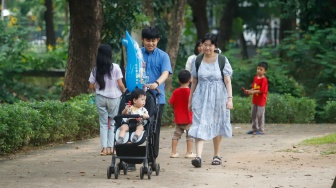 Sejumlah warga saat berwisata di Tebet Eco Park, Tebet, Jakarta, Jumat (18/4/2025). [Suara.com/Alfian Winanto]