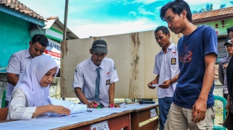 Petugas Kelompok Penyelenggara Pemungutan Suara mendata warga yang akan menggunakan hak pilih saat pemilihansuara ulang Pilkada Kabupaten Serang di TPS 05 Nambo Ilir, Kabupaten Serang, Banten, Sabtu (19/4/2025). [ANTARA FOTO/Muhammad Bagus Khoirunas/agr]