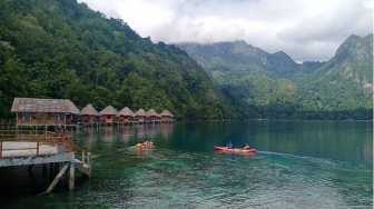 Pantai Ora, Air Lautnya Jernih Cocok untuk Snorkeling di Maluku