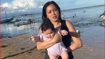 Tips Bepergian Jakarta - Bali Dengan Bayi Anti Rewel di Pesawat Ala Jessica Iskandar