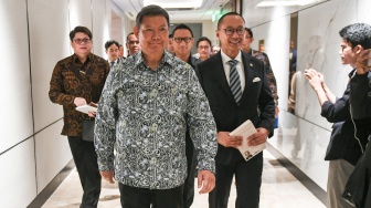 Utusan Khusus Presiden Hashim Djojohadikusumo (kiri) dan Wakil Ketua MPR Eddy Soeparno (kanan) berjalan usai melakukan pertemuan dengan mantan Perdana Menteri Inggris Tony Blair di Jakarta, Selasa (22/4/2025). [ANTARA FOTO/Hafidz Mubarak A/n]