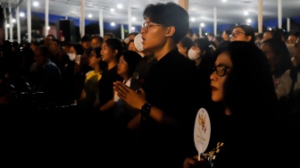 Umat Katolik mengikuti Misa Requiem untuk Paus Fransiskus di Gereja Katedral, Jakarta, Kamis (24/4/2025). [Suara.com/Alfian Winanto]