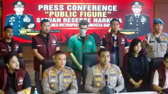 Aktor Fachry Albar dihadirkan saat Rilis kasus Narkoba yang menjerat dirinya di Polres Metro Jakarta Barat, Kamis (24/4/2025). [Suara.com/Alfian Winanto]