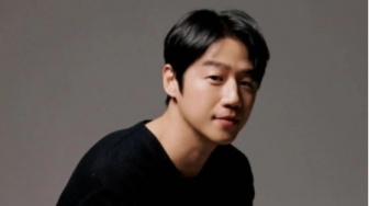 Tampil Menawan dengan Outfit Boyfriendable ala Jung Joon Won, Wajib Coba!