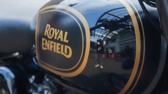 Penampakan Motor Royal Enfield milik Ridwan Kamil ditampilkan di Rumah Penyimpanan Benda Sitaan Negara (Rupbasan) KPK, Jakarta, Jumat (25/4/2025). [Suara.com/Alfian Winanto]