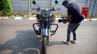Penampakan Motor Royal Enfield milik Ridwan Kamil ditampilkan di Rumah Penyimpanan Benda Sitaan Negara (Rupbasan) KPK, Jakarta, Jumat (25/4/2025). [Suara.com/Alfian Winanto]