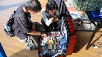 Pengunjung memilih rilisan fisik yang ditawarkan dalam acara Record Store Day Indonesia x Pop City di Senayan Park, Jakarta, Jumat (25/4/2025). [Suara.com/Alfian Winanto] 